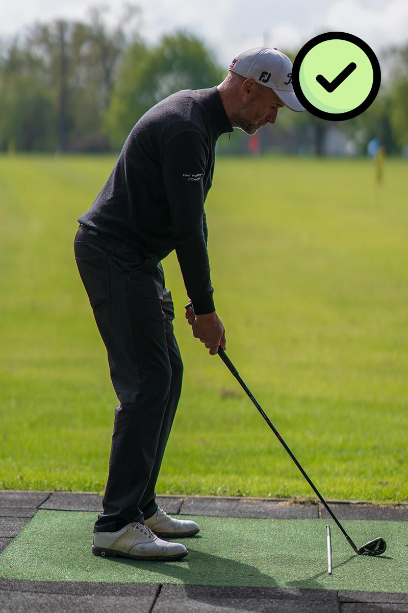 Golf-Schwunganalyse mit Handy. Perfekte Position down the line